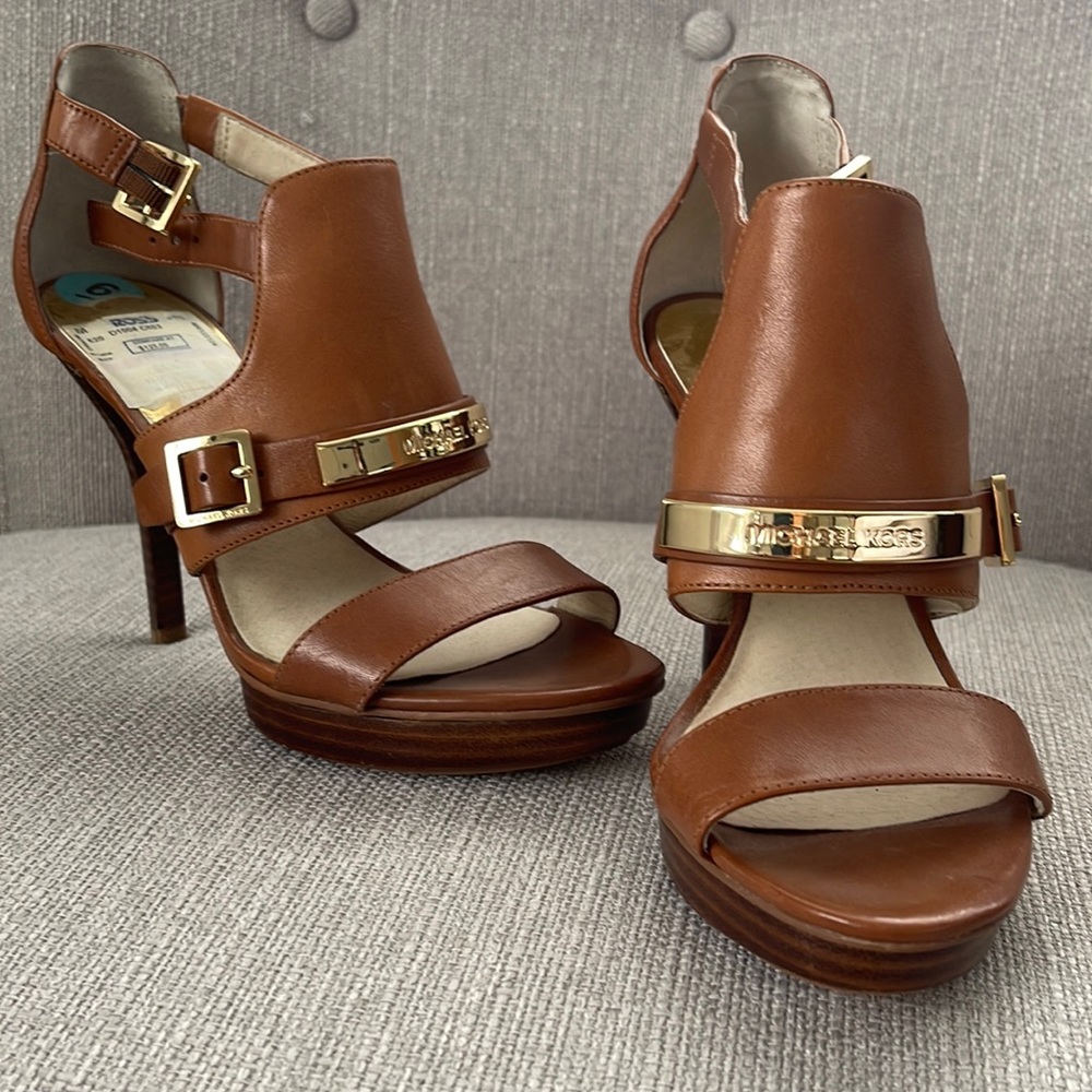 Like new Michael Kors platform pumps size 6. 4” heel and 1”platforms